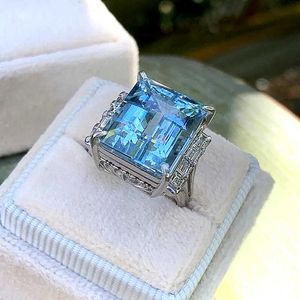 Bague Solitaire Grande Pierre Rectangulaire Femmes Lumineux Bleu Ciel Couleur Noble Dame Doigt pour la Fête Haute Qualité Mode cessoires Y2302