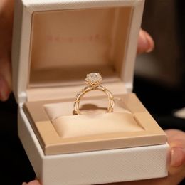 Solitaire Ring COSFIX 0,5 Verloving voor Vrouwen Sprankelende Roos Vorm Lab Grown Diamond Band Sier Sieraden 230625