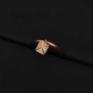 Solitaire Ring Designer Luxury and Luxury Ring Logo Logo Rose Gold Set avec anneau de diamant Design unique et unique avec une bague mince 8yd0