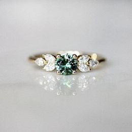 Solitaire Ring elegante de anéis de zircão de cristal verde branco para mulheres noivado de festas de festas para festas para o dia dos namorados jóias de moda 230607
