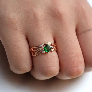 Solitaire Ring Fijne sieraden Luxe 18k Rose Gold Ringen Gevlochten Ketting Kruiswikkeling voor Vrouwen Bruiloft Natuurlijke Smaragd Steen Kristallen 231007