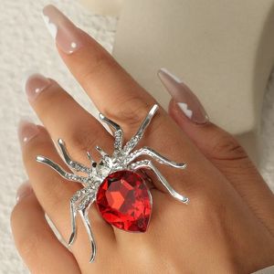 Solitaire Ring Gothic Punk Spider Insect Animal Ringen Voor Vrouwen Mannen Creatieve Hip Hop Zwart Ingelegd Kristal Vinger Halloween Sieraden 231019