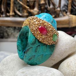 Anillo solitario hecho a mano moteado cubierto rubí esmeralda turquesa anillo señoras joyería exagerada en Europa y América 230612
