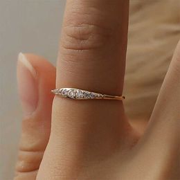 Solitaire Ring Huitan Dilate Females Salles simples élégants Design Mariage ETERNITY DE HAUTE QUALITÉ BIJOURS POUR FEMMES Y2302