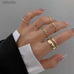 Solitaire Ring Lats 7pcs Fashion Bijoux Anneaux Set Hot Sells Metal Hollow Round Femme Finger Ring For Girl Lady Party Cadeaux de mariage 240226