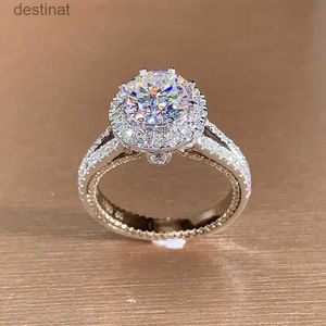 Anel solitário luxuoso cor prata metal incrustado boutique anel de zircão branco adequado para uso diário feminino para recepçõesL231220