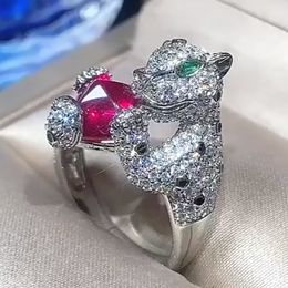 Solitaire ring luxe 8mm saffier blauw smaragdgroene ruby ​​rode steen luipaard panter ringen verstelbare maat voor vrouwen koperen feest sieraden 230313