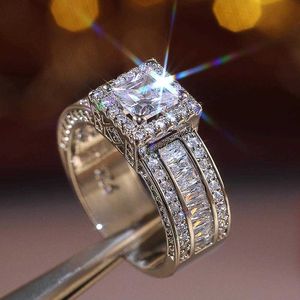 Solitaire Ring Luxury Classic Crystal Cubic Zirconia Femmes avec une princesse carrée coupé en zircon Anniversaire présent
