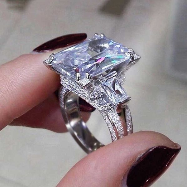 Anillo solitario Cristal de lujo Cubic Zirconia s Moda Dedo en forma cuadrada para mujeres Fiesta de bodas Joyería de banda de color plateado Y2302