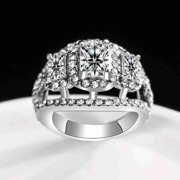 Anneau de solitaire Couleur argentée populaire Cuboid Zircon Crystal Ring For Women Party Engagement Ring Jewelry 2023 Accessoires Taille 5-12 240226