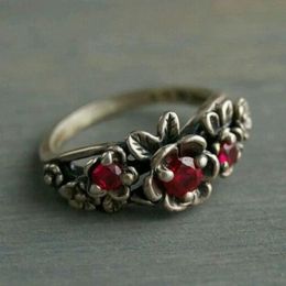 Anillo solitario Vintage flor bohemia anillos de cristal rojo para mujeres magnífico encantador Color plata compromiso de boda regalo de Navidad 231019