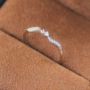 Solitaire Bague ZHOUYANG Bagues De Fiançailles Dainty Pour Femmes Gracieuses Forme Ondulée Feuilles Minces Cristal Argent Couleur Cadeau Bijoux De Mode KAR237 Z0603