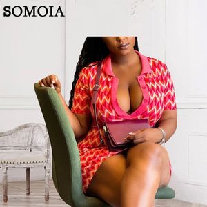 SOMOIA Plus Size Vrouwen Kleding Gedrukt Mode Revers Knop Sexy Skinny Avond Mini Jurk Groothandel Drop 240202