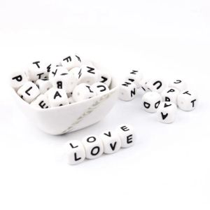 SOATERS SERSERS 300-1000PC ALPHABET LETTRE SILICONE BÉBÉ BILES DE DISCUMENTS NOM Personnalisés sur la chaîne de sucette Chewing pour Collier1 ZZ