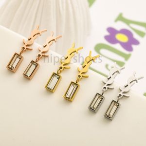 Boucles d'oreilles de créateurs minimalistes en forme de Y sophistiquées avec design géométrique en or Titanium Steel 18K, idéal pour les fêtes de mariage et les usages quotidiens