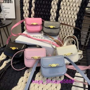 Source Factory verkoopt crossbody -tassen voor goedkope 2024 lente/zomer nieuwe Triumphal Arch roze tas dames enkele schouder mini mond rode oortelefoon