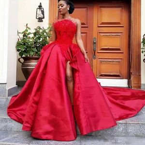 Robes de bal rouge sud-africaines Sexy haute Split Satin balayage train robes de soirée sans bretelles plume robe de soirée formelle sur mesure