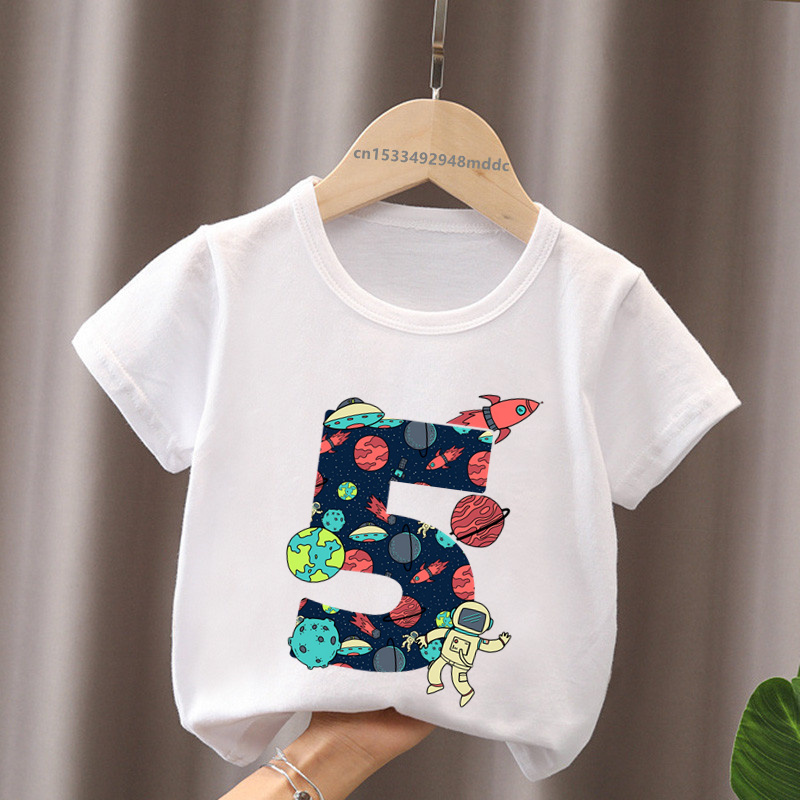 우주와 우주 비행사 인쇄 생일 번호 활 아이 티셔츠 1 2 3 4 5 6 7 8 9 년 여자 옷 재미있는 아기 소년 선물 티셔츠