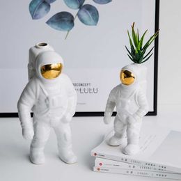 Space Man Astronaut Vase Ceramic Model Unieke astronaut vaas gedroogde bloemen witte keramische vaas voor tafel topdecorgereedschap hkd230823