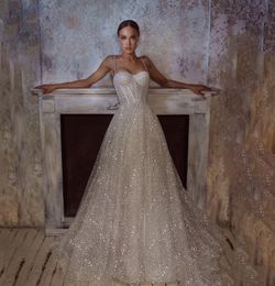 Spaghetti glitter wit materiaal een lijn jurken bruids gezwollen gelaagde rok vegen trein vloer lengte bruid jurk saoedi -Arabië elegante trouwjurken rabia