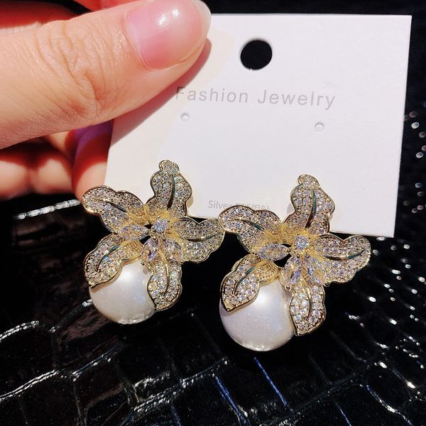 Aretes de flores brillantes para mujeres niñas moda diseñador de lujo diamante zirconia perla arete con caja de regalo de poste de plata impresionante joyería elegante clásica