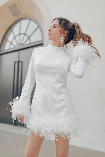 Vestido de fiesta blanco con lentejuelas brillantes y plumas 202 3 Ropa de fiesta de cumpleaños Cuello alto Cóctel corto Manga larga de lujo Falda de fiesta de noche maxi Ropa de graduación ostentosa