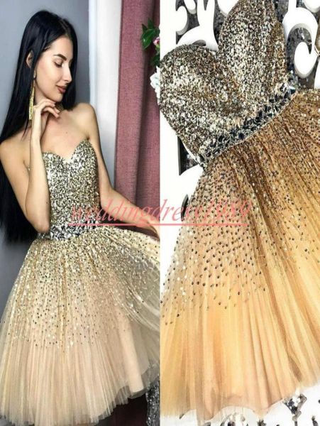 Perles scintillantes paillettes Gold Homecoming Robes pour juniors Crystal Plus taille courte robe de bal Robes de bal de bal club de graduation WE7063945