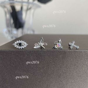 Pendientes de diseño con alas de diamantes brillantes Pendientes cruzados con diseño fresco y de nicho de alta gama