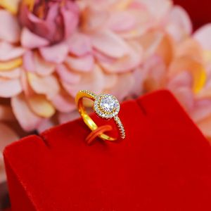 Sparkling Halo Zircon Ring 18k Yellow Gold Filled Wedding Nupcial Womens Ring Size Ajustar incrustaciones de piedra transparente