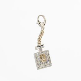 Sparkly Crystal Parfum Fles Key Chain Letter Cartoon Key Ring voor geschenkfeest Diy Bag Accessories