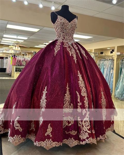 Robe De Bal Rouge Foncé Scintillante Robes De Quinceanera Appliques Élégantes Cristal Sweet16 Robe Robes De 15 Anos À Lacets Tribunal Train