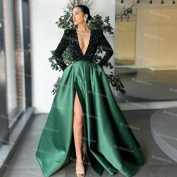 Vestido de noche verde esmeralda con cuello en V profundo y brillante Elegante Línea A Satén de seda Manga larga Lentejuelas Vestidos de fiesta con purpurina y abertura alta Vestidos de fiesta de graduación 2021