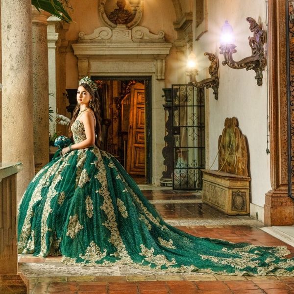 Robes De Quinceanera vert émeraude scintillantes Appliques dorées dentelle perles Spaghetti sangle robe De bal cristaux robes De 15 Anos