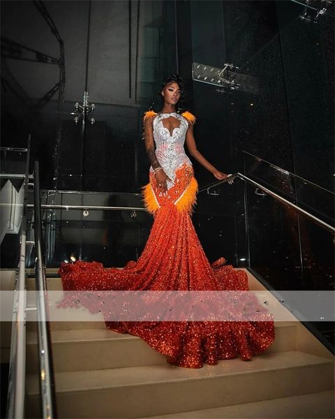 Vestido De graduación De sirena naranja brillante, vestido De fiesta De noche De lujo para niñas negras con cuentas brillantes y plumas De cristal, 2024