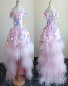 Sparkly Pink Salut Low Little Girls Pageant Robes avec manches hors épaule Tulle Volants Big Paillettes Fleur Fille Première Communion D3277264