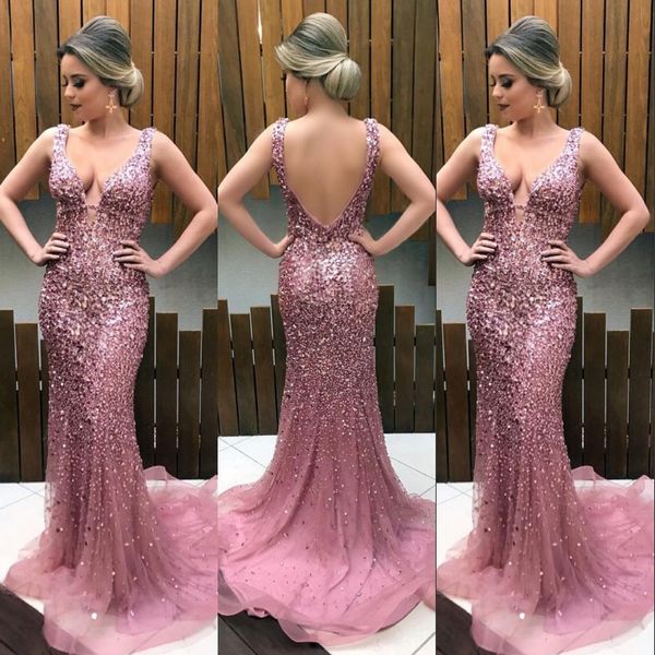 Vestidos de fiesta de sirena rosa brillante Lentejuelas con cuello en V profundo Vestido de noche sin espalda de cristal con cuentas Vestido de fiesta de abalorios pesados y glamorosos Vestidos formales