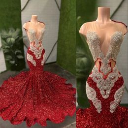 Robes de bal sexy 2023 paillettes à paillettes à paillettes rouges foncées Sier Crystal Beads Neck Illusion Robes de soirée