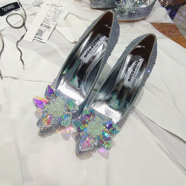 Zapatos de boda con cristales de tacón de aguja brillantes para novia Tacones de diseñador de lujo con cuentas Bombas de Cenicienta Punta puntiaguda Pedrería Bridal269t