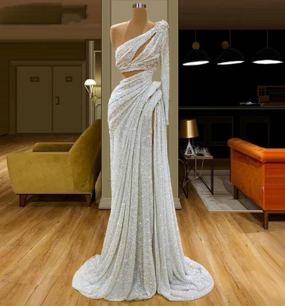 Robe de soirée blanche scintillante, asymétrique épaule dénudée, volants fendus, manches longues, paillettes, train de balayage, robe de soirée formelle personnalisée Mad7704039