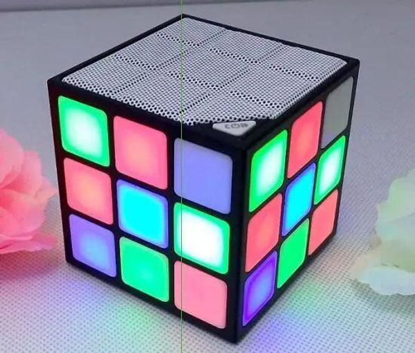 Altavoces Mini altavoz portátil con forma de cubo Bluetooth, Mini cubo mágico, altavoz inalámbrico colorido con Bluetooth, destello de luz LED con tarjeta Tf