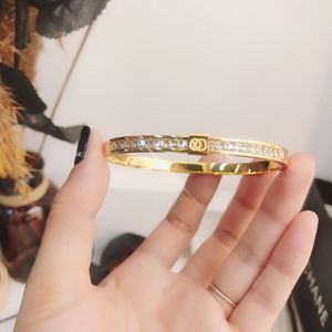 Specia Fashion Bangle 18K Bracelets de design plaqué or Glitter Glitter High Polished Large grand sens High Sense Bracelet Bracelet Bracelet Womens Letter Gift