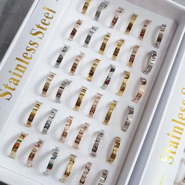 Anillo de marca especial Anillo de diseñador popular Chapado en oro de 18 quilates Accesorios de joyería de calidad clásica Amantes seleccionados Regalos para mujeres al por mayor Gran cantidad en stock