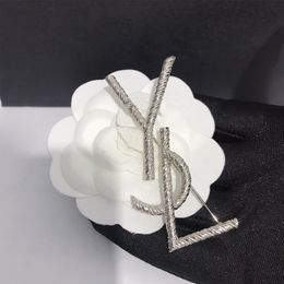 Speciaal ontwerp Briefbroche met stempel op de achterkant Brieven Broches Pak Reversspeld Goud Zilver Topkwaliteit sieraden voor cadeaufeest