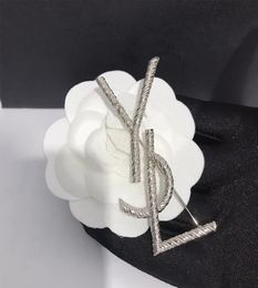 Broche de lettre de conception spéciale avec tampon sur les lettres arrière Brooches Suit Pin Pin Gold Silver Top Quality Bijoux pour Gift Party4967016