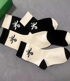 Chaussettes de lettre de conception spéciale noires blanches femmes lettres de fille coton sock8742224