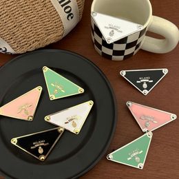 Clip de pelo de letras de diseño especial con pasadores de letras de triángulo grande de sello para fiesta de regalo