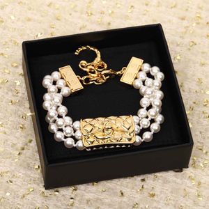 Bracelet de bijoux de créateur spécial avec trois couches de lignes et perles de coquillages naturels en plaqué or 18 carats avec boîte à timbres PS3296B