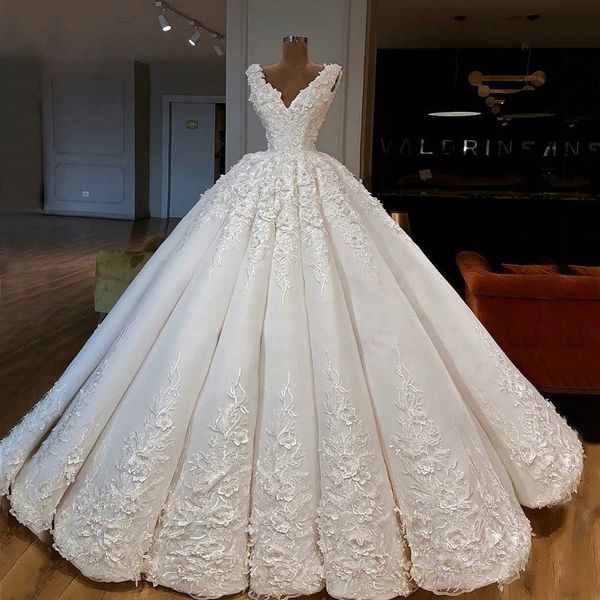 Talla grande 2019 Nuevo diseñador Árabe de lujo Dubai Profundo V Vestidos de novia Corte de encaje Aplique Corte Tren Vestidos de boda Vestidos de Novia