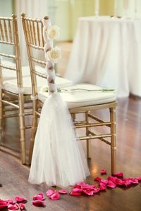 Hermosa muestra de marcos de silla blanca para decoraciones de boda, flores hechas a mano, cinta para silla, aniversario, gasa, elegante accesorio para banquete de fiesta