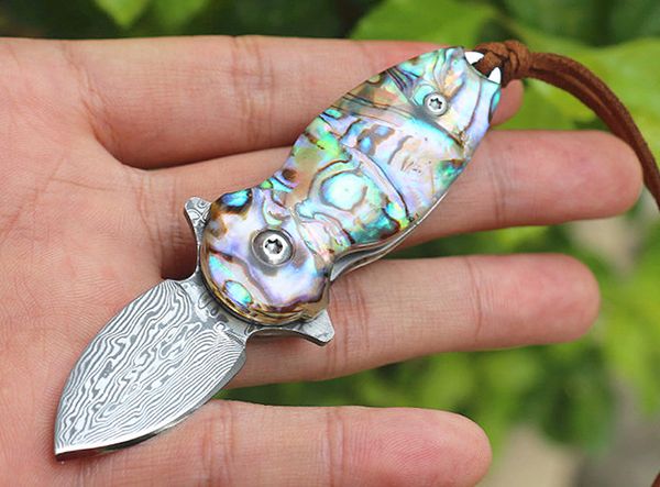 Oferta especial Cuchillo plegable de bolsillo EDC Hoja de acero de hoja de punta de lanza de acero de Damasco + Mango de concha de abulón con caja de aluminio